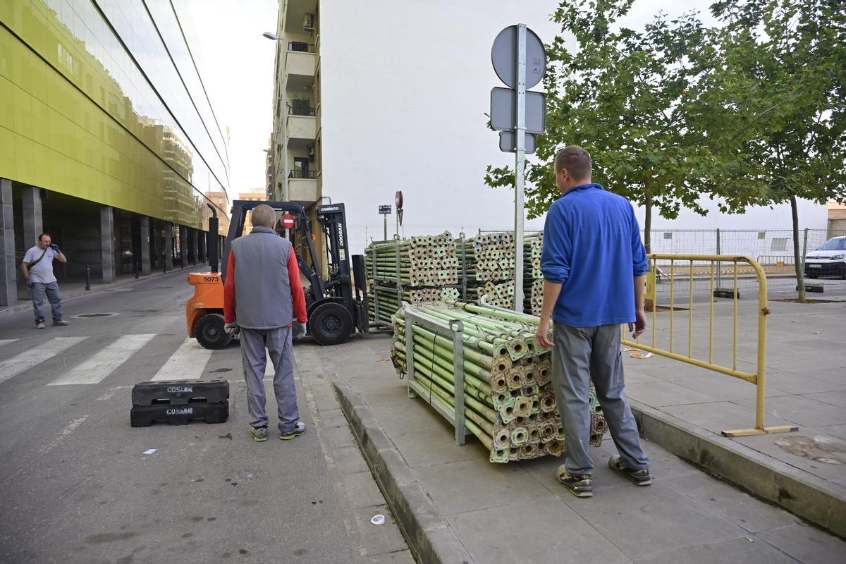 Los operarios durante esta mañana de viernes.