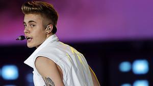 Un fan s’abalança sobre Justin Bieber, durant un concert a Dubai.