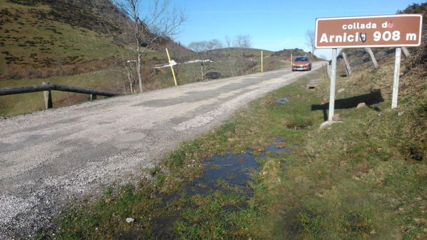La carretera de la Collá d’Arniciu, prácticamente desintegrada en la zona alta del puerto, en Caso.  | L. M. D.  / M. Á. G.
