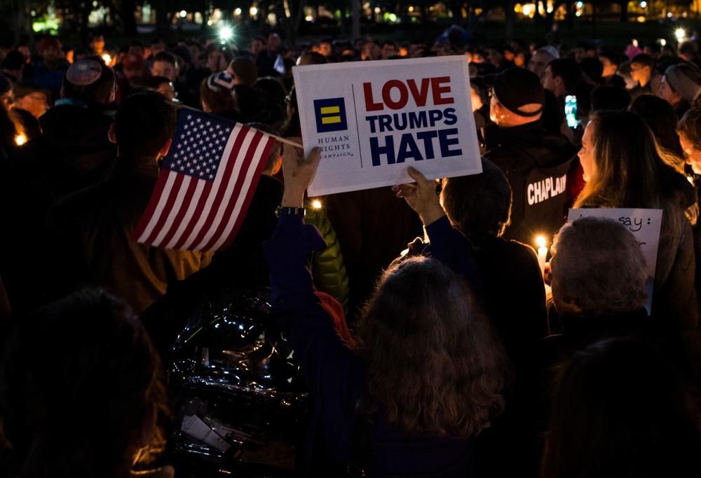 Cientos de personas han tomado parte en actos de recuerdo a las víctimas del ataque antisemita en Pittsburgh.