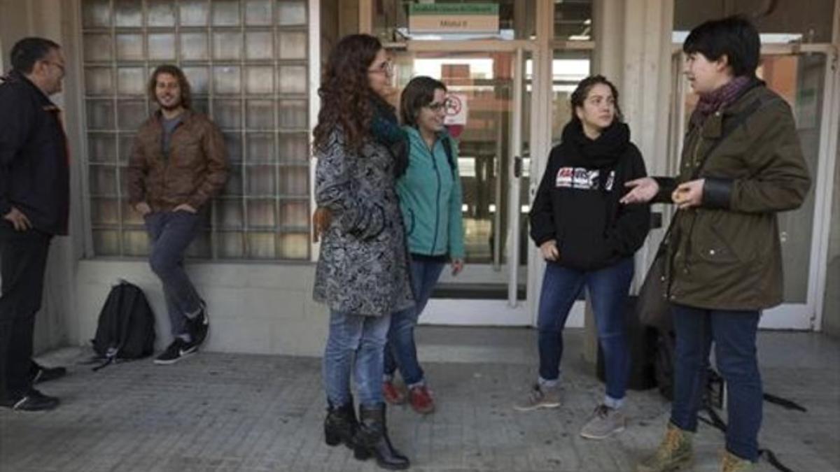 Alumnos del máster de formación del profesorado de secundaria de la Universitat Autònoma de Barcelona (UAB), ayer, ante la puerta del aulario donde reciben clases.