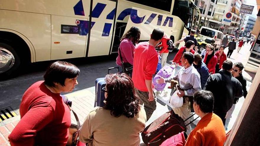 Turistas bajando del autobús en la avenida Los Almendros esta Semana Santa.