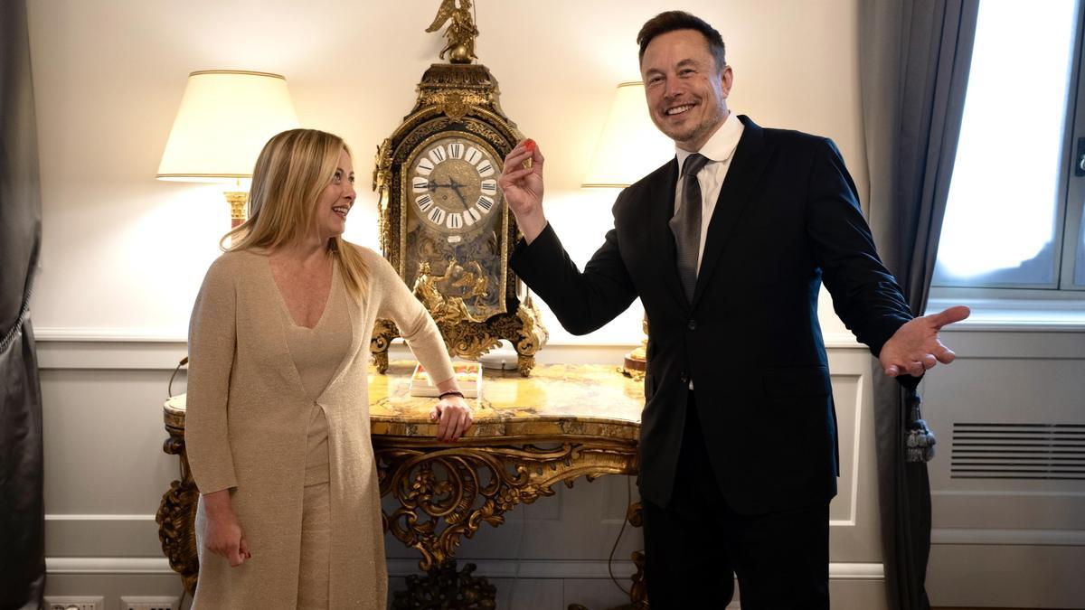 Elon Musk con la primera ministra de Italia, Giorgia Meloni, ayer.