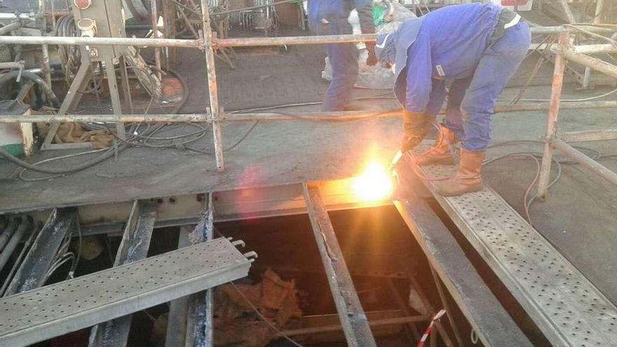 Un calderero trabajando ayer en la empresa &quot;Caldererías industriales y navales&quot;, de un empresario de Moaña, en Bouzas. // S.Á.