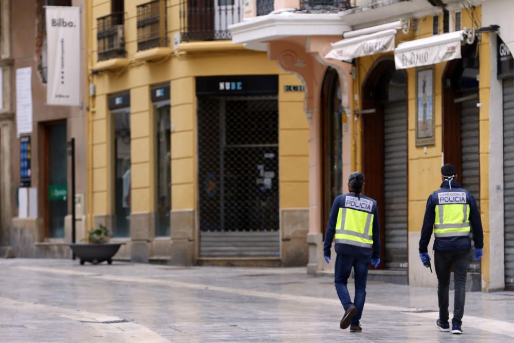 Más de un mes de confinamiento domiciliario y Málaga sigue repitiendo la estampa de las últimas semanas. Calles vacías, comercios cerrados, apenas personas por la calle, siempre con mascarilla, y la poca actividad que se aprecia en un control policial en pleno Paseo de los Curas...