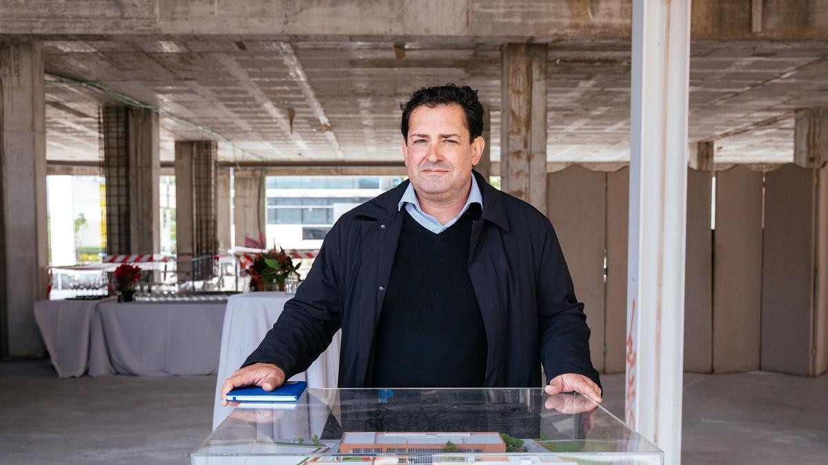El director de Kadans en España, Miguel Muñoz, en las obras del edificio en el PTA, y con la maqueta del mismo.