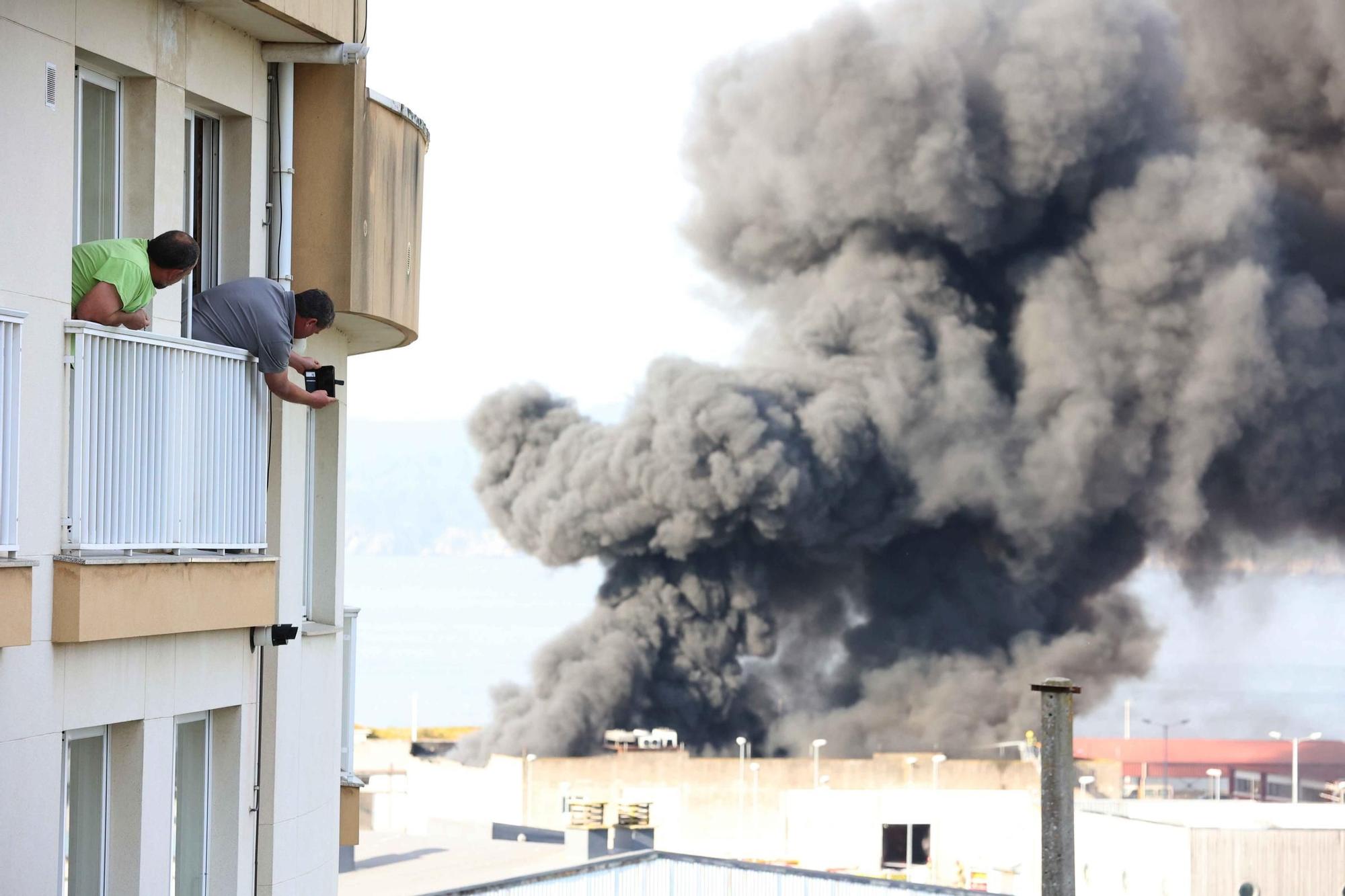 Gran humareda por un incendio en la nave de Profand en el puerto de Sada
