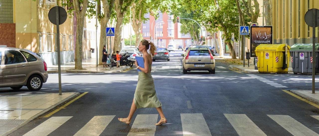 Una mujer cruza un paso de peatones en la calle Ramón y Cajal. | IVÁN URQUÍZAR