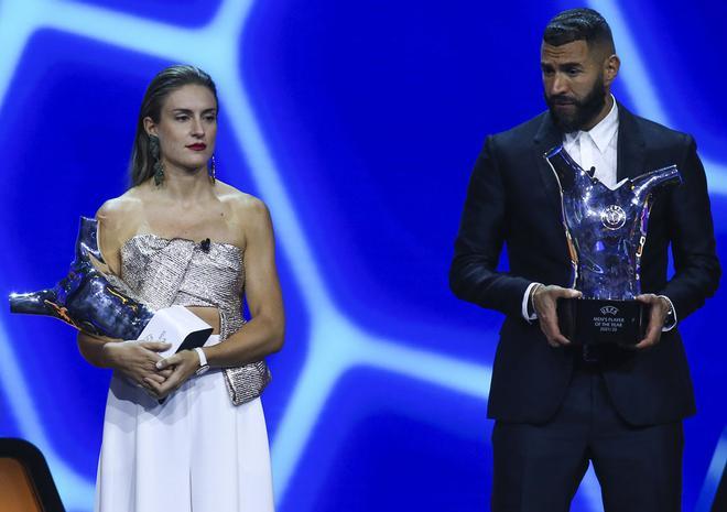 Alexia Putellas y Karim Benzema con sus trofeos a mejores jugadores de la UEFA