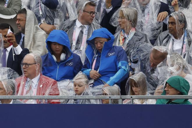 Las mejores imágenes de la ceremonia de inauguración de los Juegos olímpicos de París 2024. El príncipe Alberto II de Mónaco y sus hijos  en la tribuna de autoridades en la Plaza del Trocadero.
