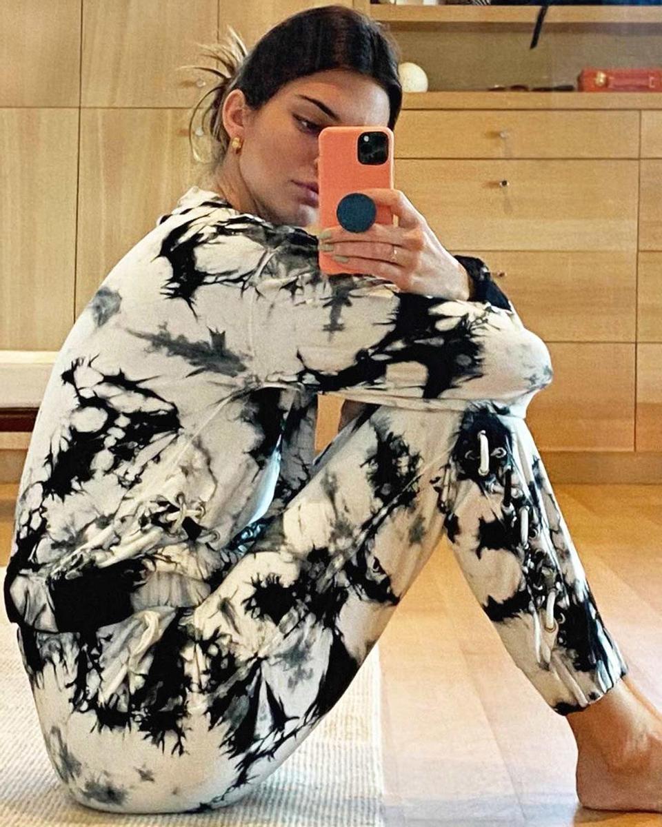 Kendall Jenner con pantalón jogger tie-dye de The Drop x Kendall+Kylie Jenner