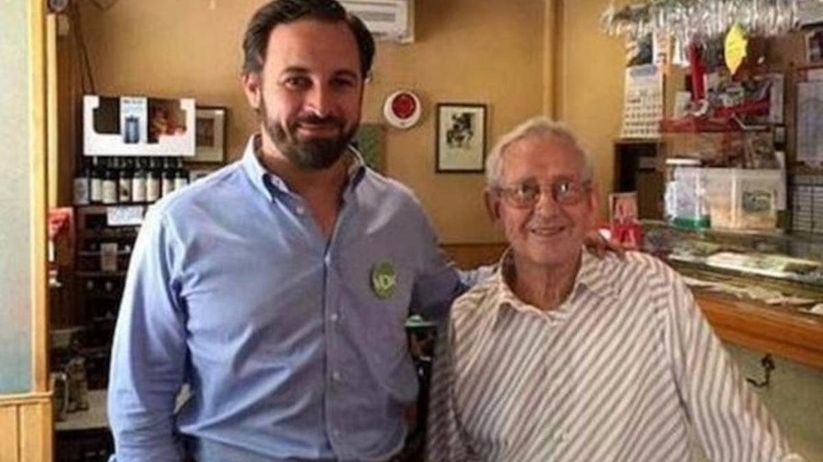 El presidente de Vox, Santiago Abascal, junto a Salvador Monedero, en el bar del segundo.