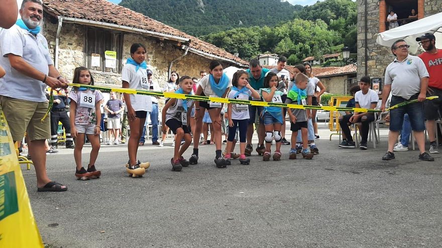 Bezanes se pone las madreñas: la localidad casina acoge su carrera mundial en calzado de madera (y estos son los sabrosos premios)