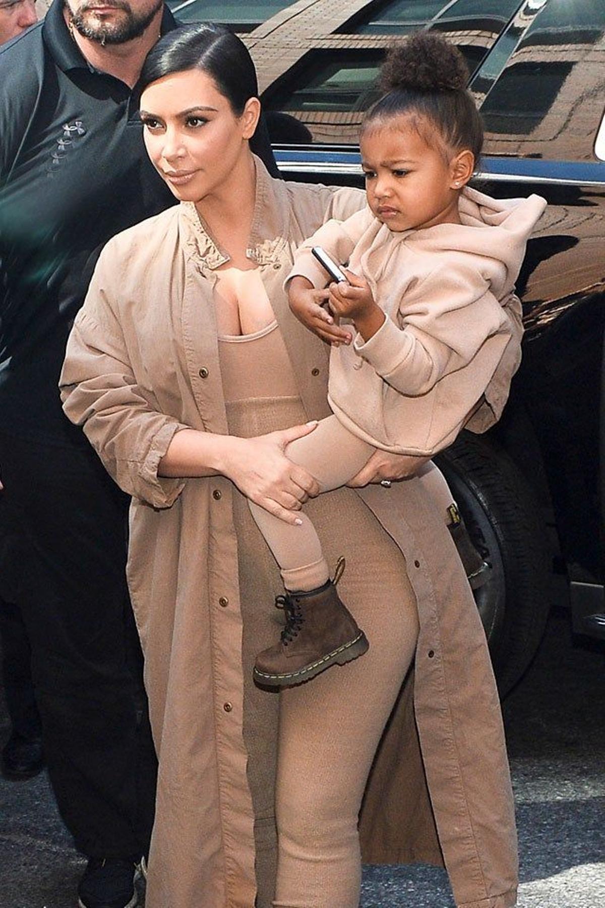 Kim Kardashian, muy conjuntada con North, para ir a ver el desfile de los diseños de Kanye West