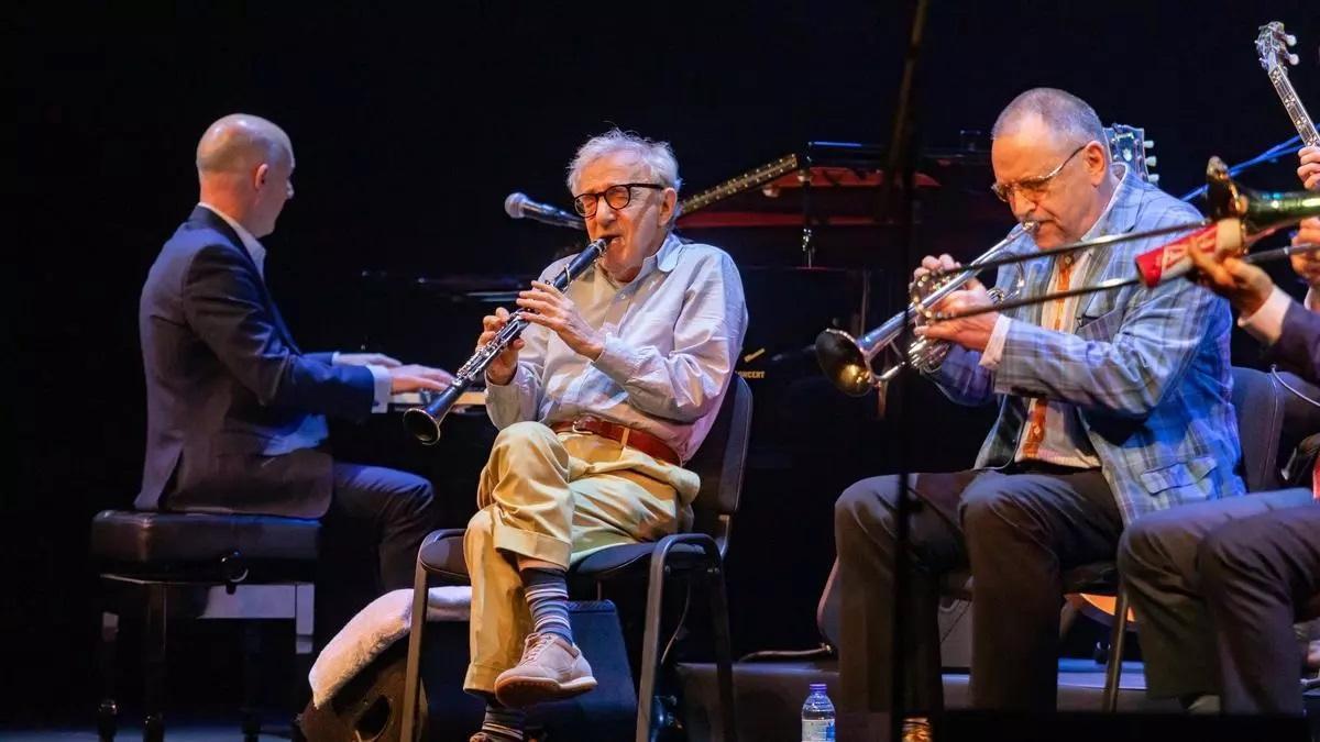 Woody Allen tocando el clarinete con la New Orleans Jazz Band