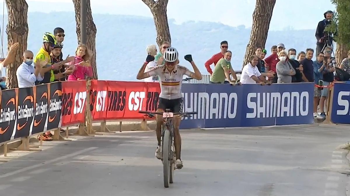 Natalia Fischer, entrando en meta en el maratón de ciclismo de montaña de Elba.