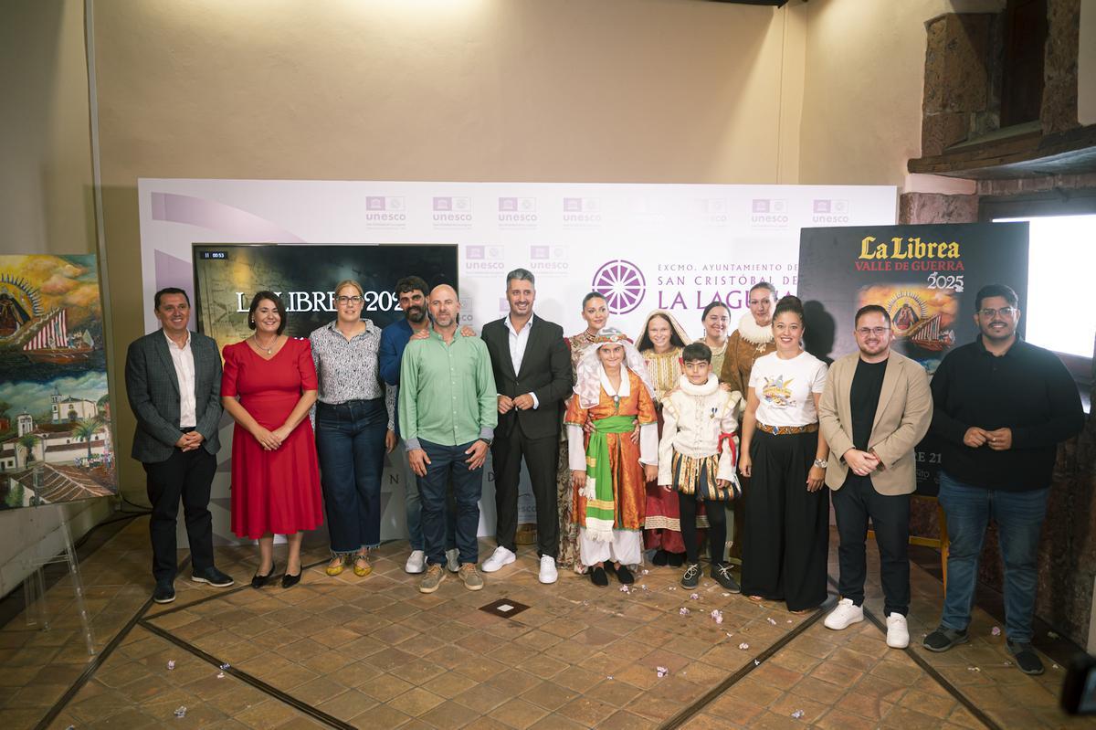 Foto final de la presentación del acto.