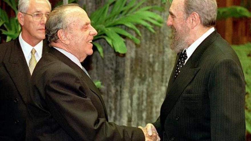 El presidente de Cuba, Fidel Castro, recibe a Manuel Fraga en su visita a La Habana cuando aún era presidente de la Xunta