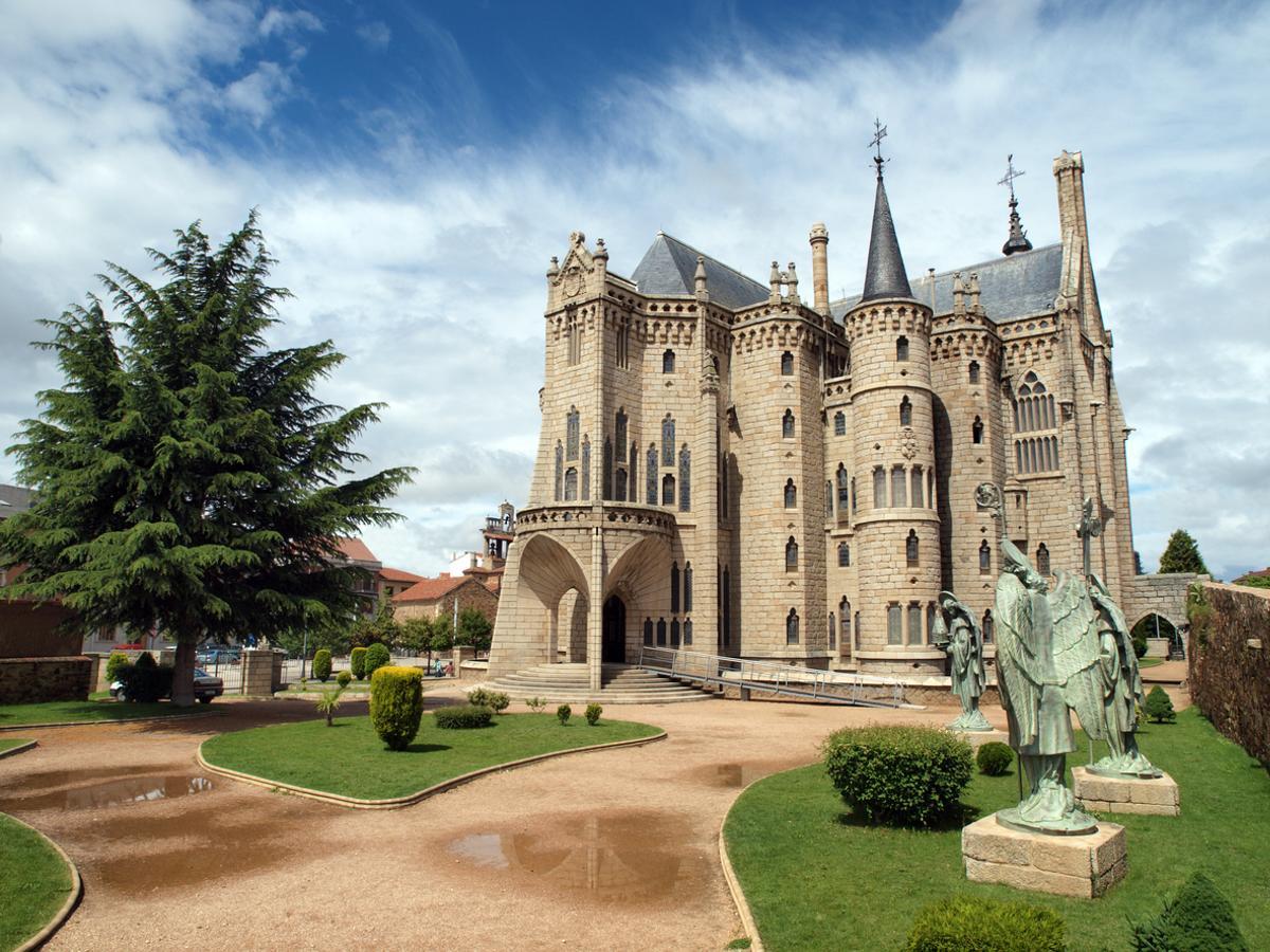 El Palacio Episcopal de Astorga comenzó a construirse en 1889