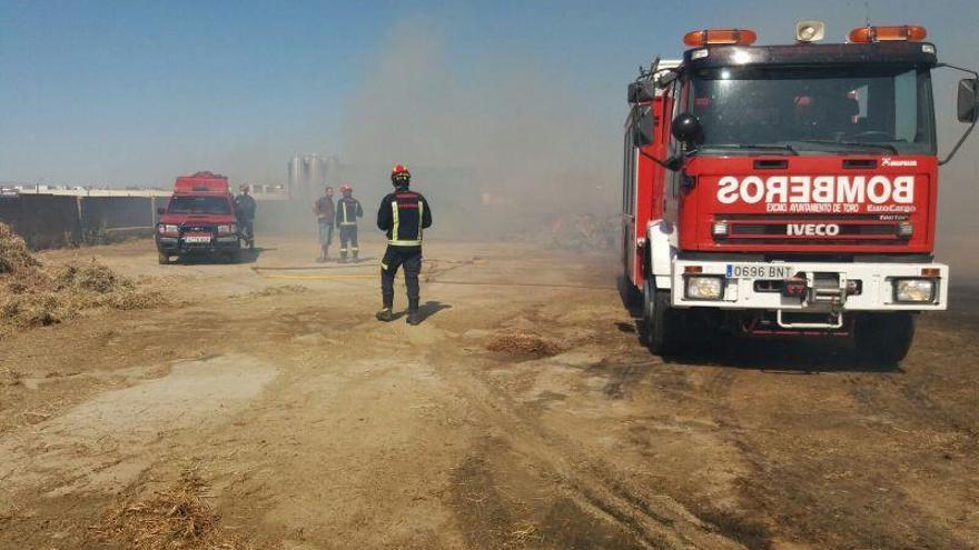 Los bomberos intervienen en el incendio en Toro