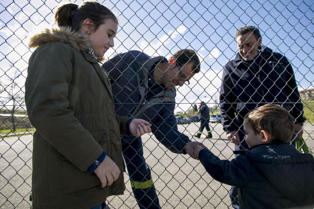 Visita a los familiares a los trabajadores encerrados en las instalaciones de Alcoa