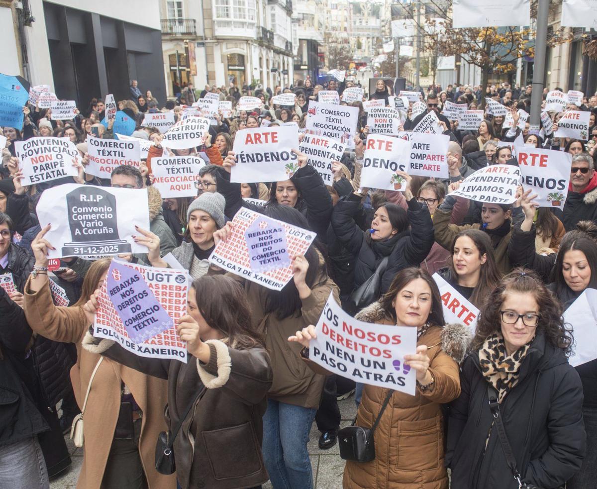 Trabajadoras del comercio textil de A Coruña, el pasado 7 de enero. |  Casteleiro