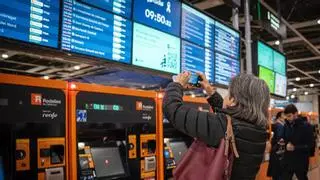 Colapso en la movilidad de Catalunya tras el cierre total de Rodalies: "Nadie sabía que no hay trenes"