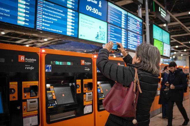 Desconcierto en la estación de Sants tras la suspensión del servicio de Rodalies
