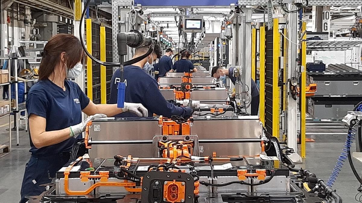 Varios trabajadores en el taller de montaje de baterías de la fábrica de Stellantis en Figueruelas.