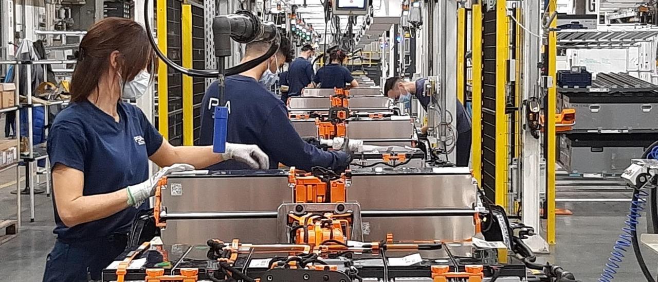 Varios trabajadores en el taller de montaje de baterías de la fábrica de Stellantis en Figueruelas.