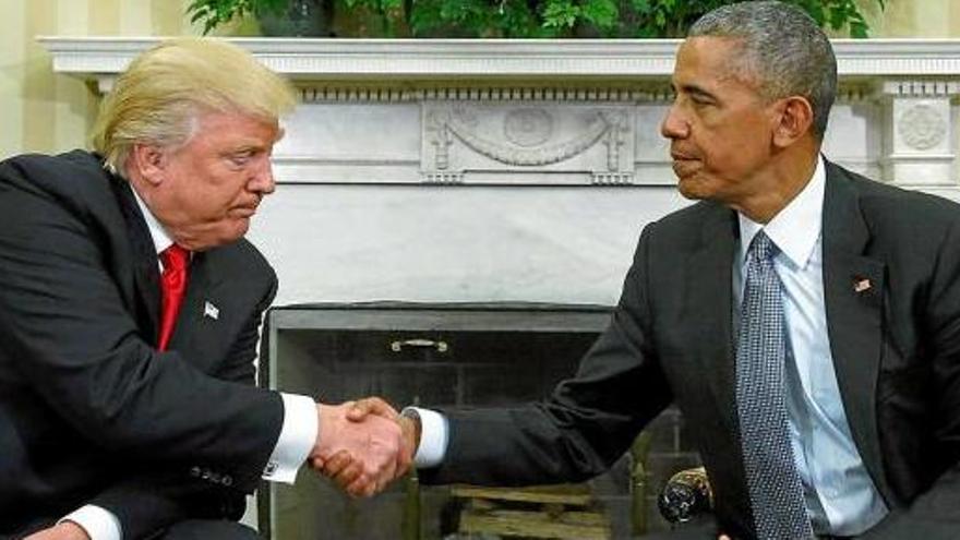 Trump i Obama se saluden davant els mitjans després de la seva reunió a la Casa Blanca