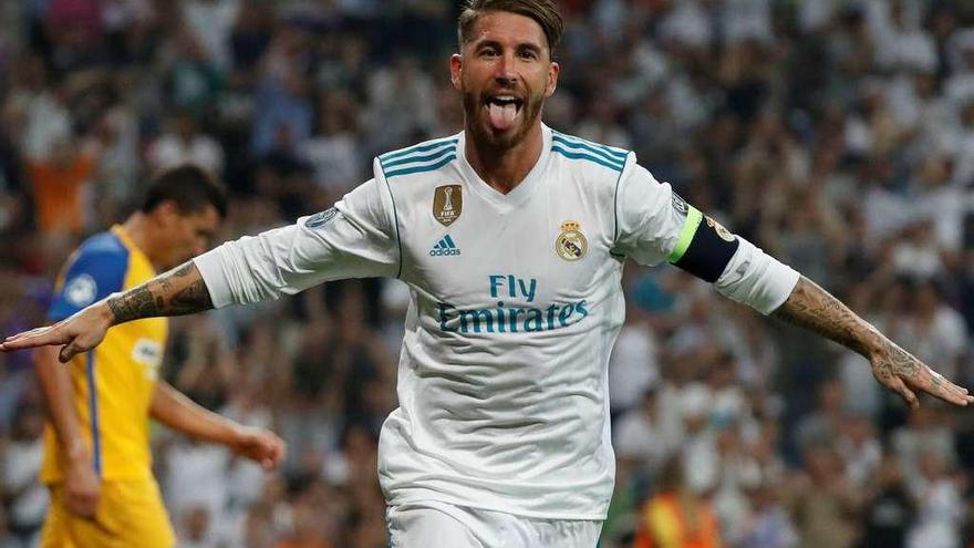 Sergio Ramos celebra el tercer gol del Real Madrid al Apoel chipriota en el partido disputado anoche en el Santiago Bernabéu. // Reuters