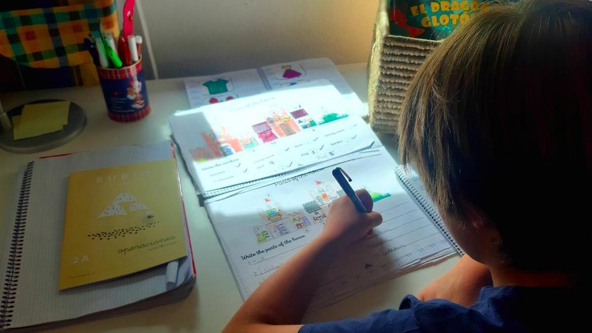 Un niño realiza los deberes, en su casa de Madrid.