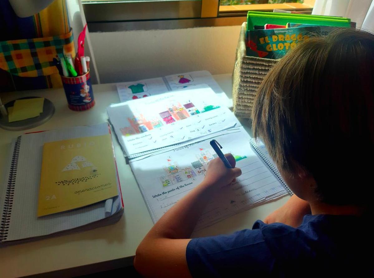 Un niño realiza los deberes de inglés, en su casa de Madrid.