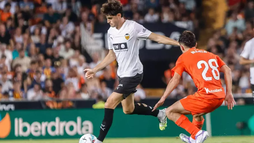 El maravilloso regate de 'crack' de Javi Guerra