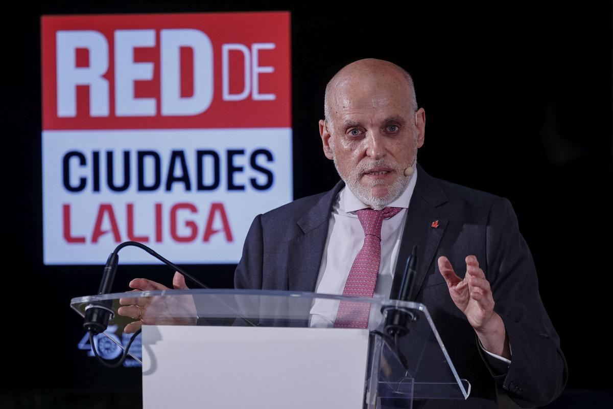 El presidente de LaLiga, Javier Tebas, durante la presentación de la Red de Ciudades LaLiga, impulsada por LaLiga en colaboración con la Federación Española de Municipios y Provincias (FEMP), este martes en Madrid.-EFE/ Daniel González