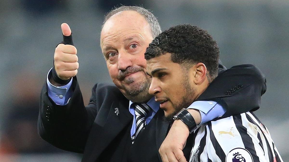 Benítez y Yedlin, en un partido del Newcastle en el 2018.