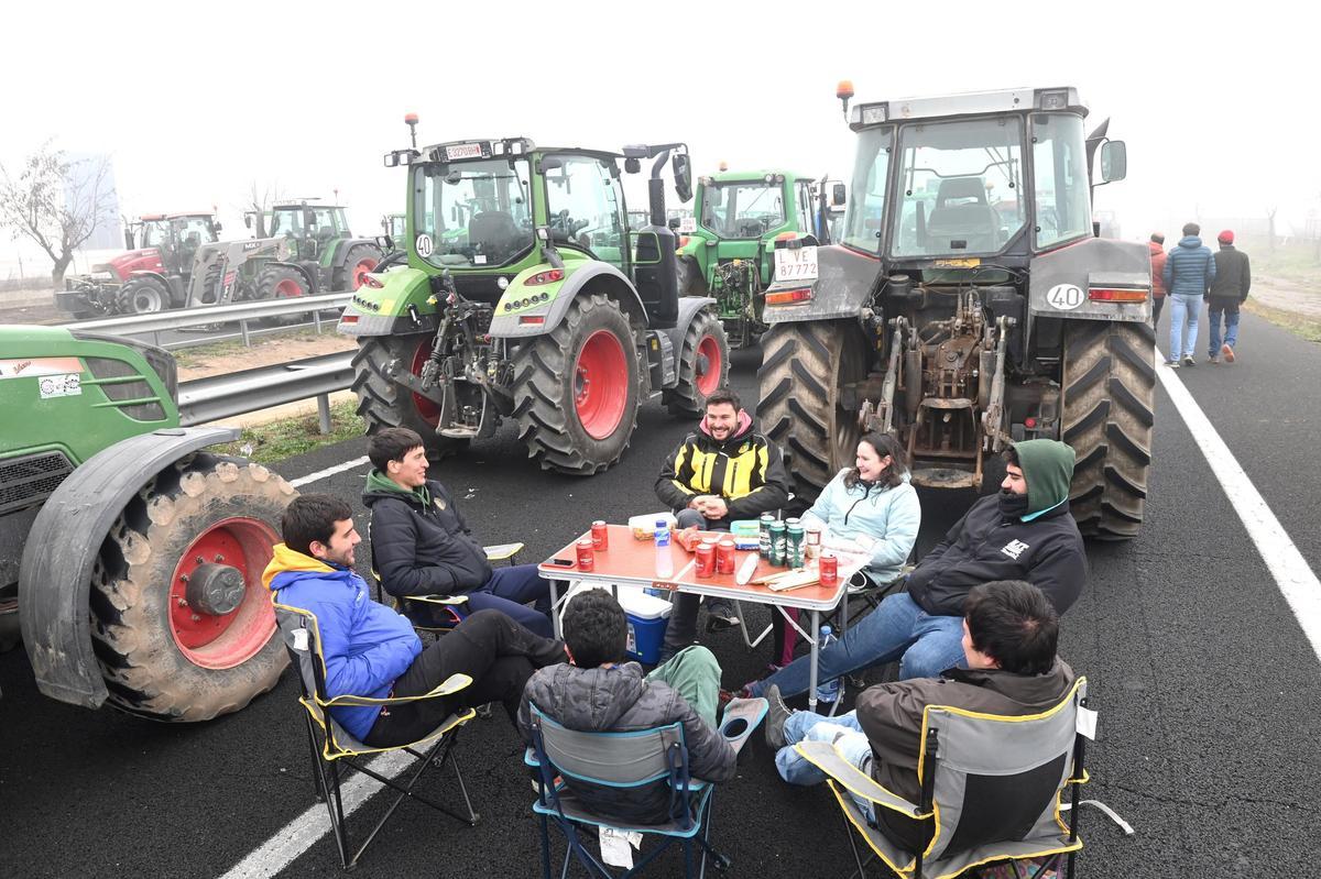 Agricultores catalanes protestan en Fondarella, en el Pla dUrgell (Lleida)