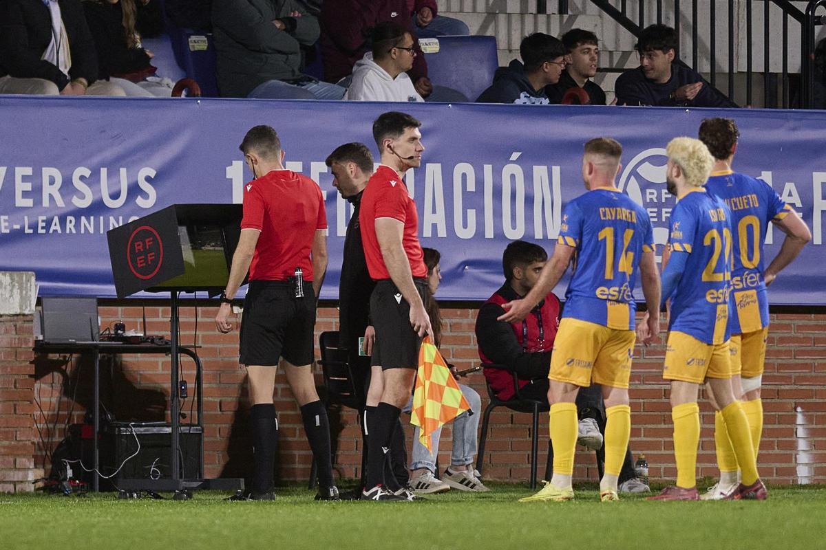 Partido entre el Talavera y el Avilés, en imágenes