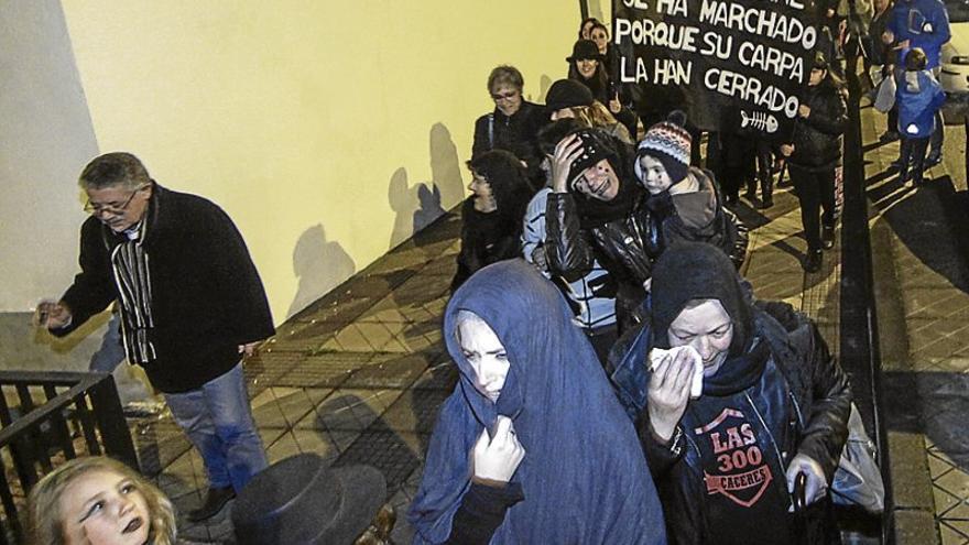 300 carnavaleros acusan a los políticos de haber dejado &quot;tirada a la ciudad&quot;