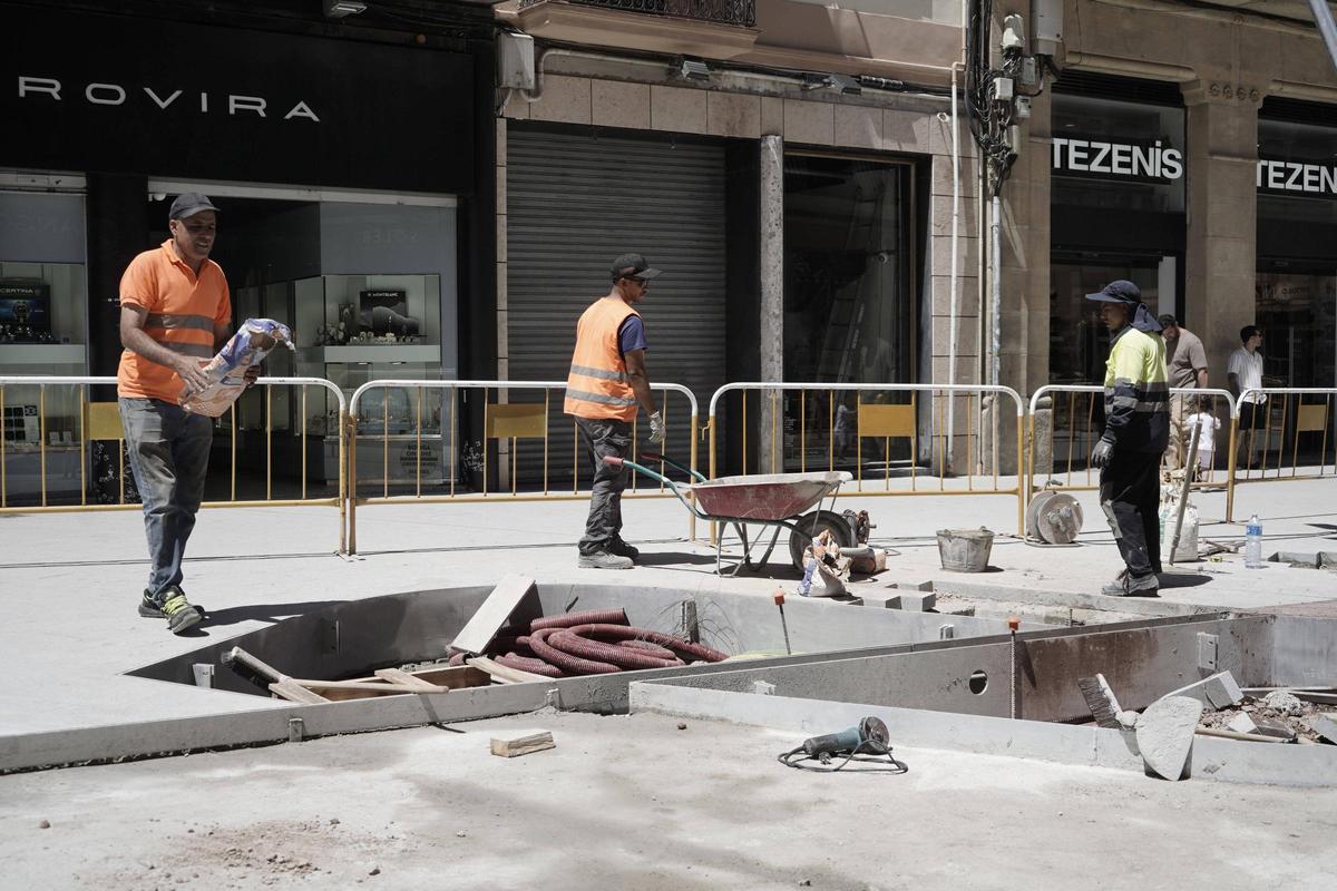 Les obres continuen al tram proper a la plaça Neus Català