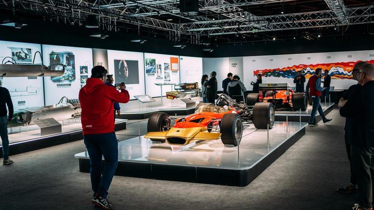 Una de las salas de la primera exposición internacional de la Fórmula 1, celebrada en Madrid.