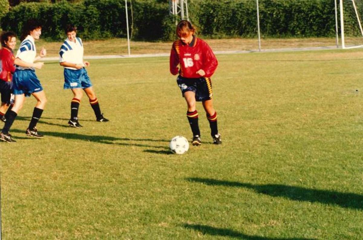 Judith Corominas juga la pilota en un partit amb la selecció espanyola.