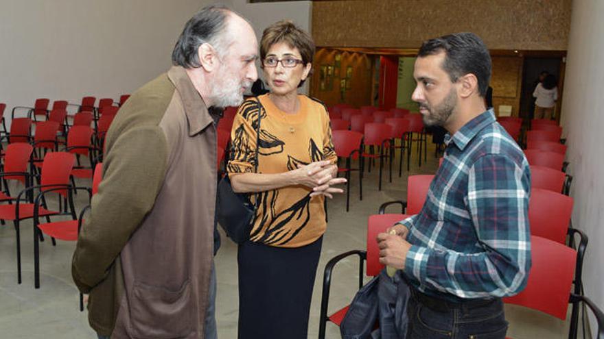 De izquierda a derecha, Fernando Gómez Aguilera, Pilar del Río y Zebensuí Rodríguez, ayer, en Arrecife.