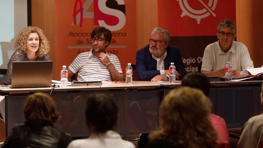 Por la izquierda, Amparo Novo, Carlos Gil de Gómez, José Ángel García y Enrique Pañeda, durante la mesa de debate de ayer.