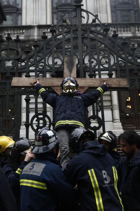 Los bomberos simulan un paso de Semana Santa para pedir mejoras laborales