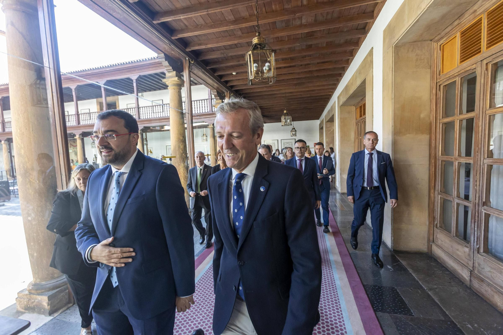 La Asociación Día de Galicia en Asturias entrega su medalla de oro a Adrián Barbón y Carmen Moriyón