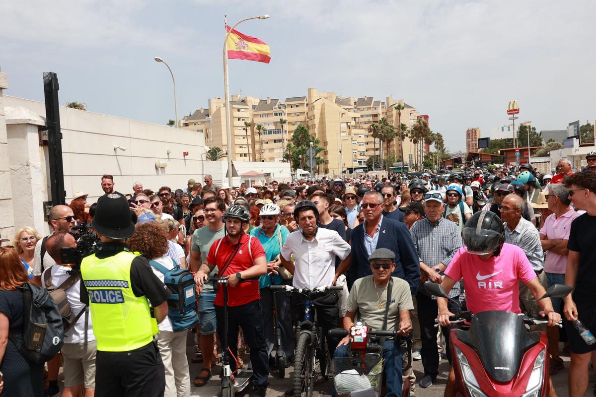 Vecinos de la Línea pasan a Gibraltar sin detenerse en un control en el primer día sin Verja. A 15 de julio de 2026 en La Línea de la Concepción, Cádiz (Andalucía, España).La Verja que separa Gibraltar de España ha sido durante más de un siglo el símbolo de la separación entre la colonia británica y el circundante Campo de Gibraltar, sirviendo incluso de cierre literal en época franquista, pero desde este miércoles se ha convertido en historia en virtud del acuerdo sellado entre Reino Unido y la Unión Europea para facilitar la relación del Peñón con el bloque tras el 'Brexit'. 15 JULIO 2026 Rocío Ruz / Europa Press 15/07/2026. Pedro Sánchez;Rocío Ruz