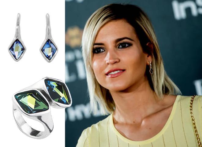 Ana Fernández con pendientes y anillo de UNOde50