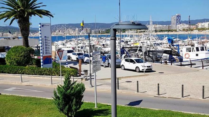 Nous punts de llum led, al port de Palamós.